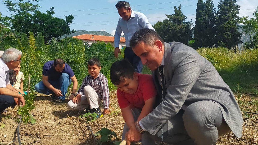 Atatürk İlkokulu Dikim Etkinliği