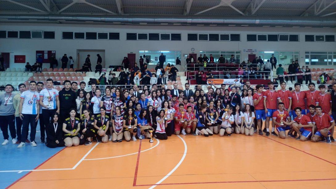 Okullar Arası Voleybol Turnuvası Ödül Töreni